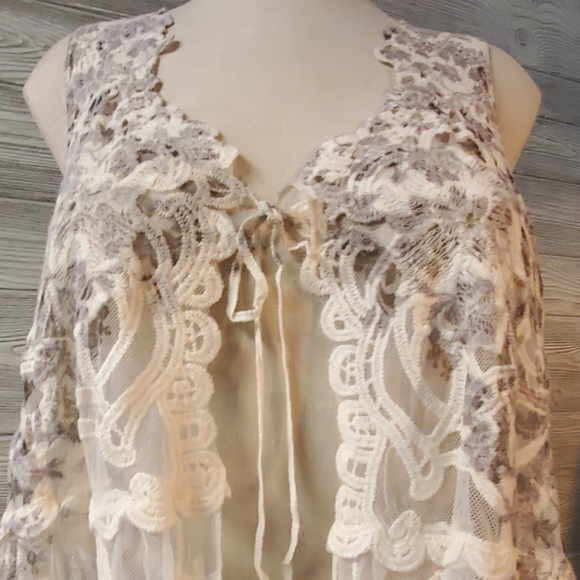 Origami Lace Vest - Picture 2 of 6